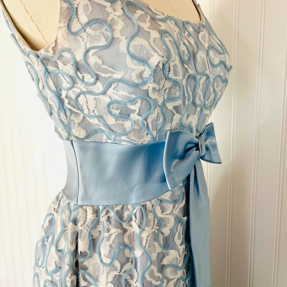 Vintage Blue and White Lace Gown with Satin Bow Small Unusual Pattern Applique - Picture 13 of 15